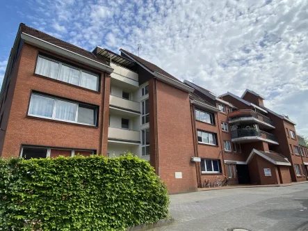 Außenansicht - Wohnung mieten in Westerstede - Gemütliche 2-Zimmer-Wohnung mit Balkon im Stadtzentrum!