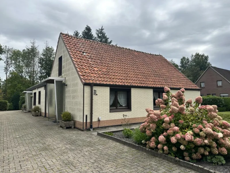 1 Grundstück, 2 Häuser - Haus kaufen in Rastede-Nethen - Zwei auf einen Streich: kleines Einfamilienhaus mit angebautem Flachdachbungalow.