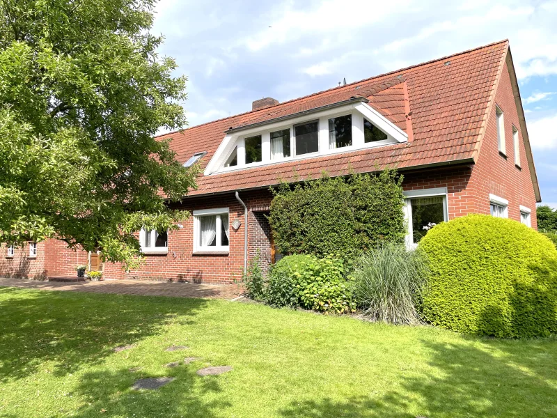 Titelbild - Haus kaufen in Westerstede - Wohnen mit ländlichem Flair - Zweifamilienhaus mit Scheune und viel Raum für Familienleben!