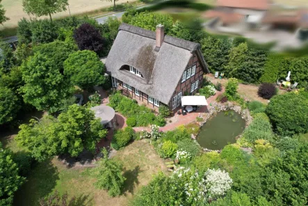 1 - Haus kaufen in Bassum - Zwischen Harpstedt und Syke - Fachwerk-Reetdachhaus mit Teich und Nebengebäuden