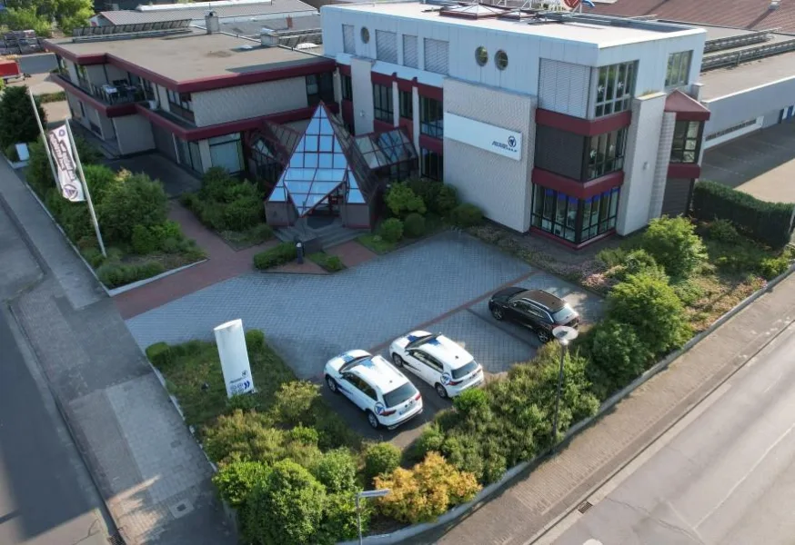 Hauptansicht - Büro/Praxis mieten in Wildeshausen - WILDESHAUSEN: 600 m² große Halle in zentraler Lage mit ca. 160 m² Bürofläche zu vermieten