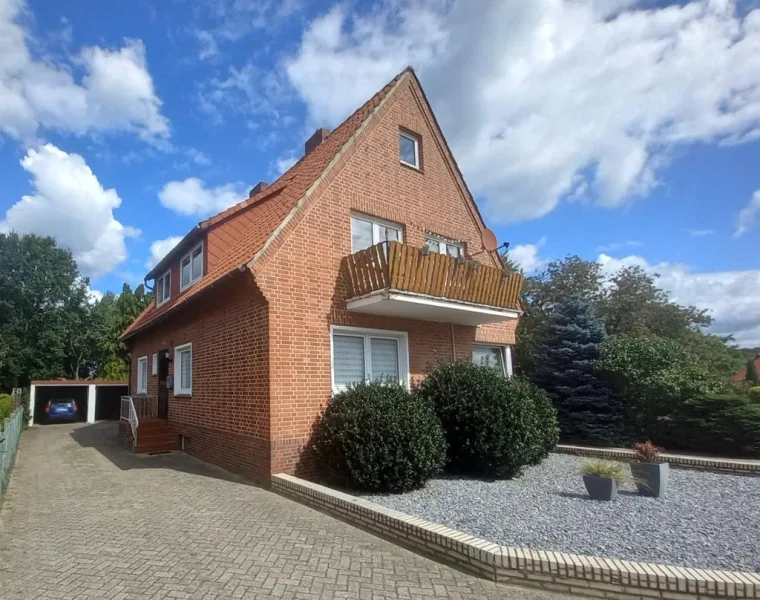 Frontansicht/Einfahrt - Haus kaufen in Harpstedt - Sehr solides Zweifamilienhaus mit Einliegerwohnung, Vollkeller, Doppelgarage & tollem Grundstück!