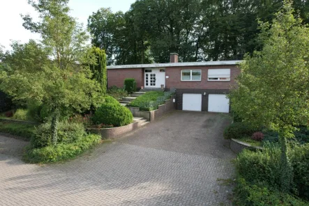 Straßenansicht - Haus kaufen in Wildeshausen - Wildeshausen: Bungalow in Hang- und Bestlage mit Doppeltiefgarage