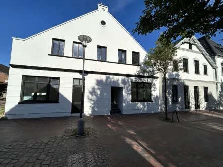 Hausfront - Wohnung mieten in Wildeshausen - Charmante 2 Zimmer Niedrigenergie Neubauwohnung im Zentrum von Wildeshausen