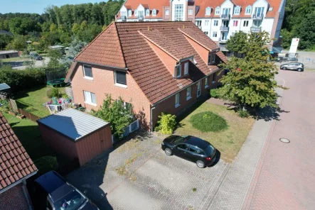 Objektansicht - Wohnung mieten in Ludwigslust - Gemütliche 3-Zimmer Erdgeschosswohnung in einem 4-Familienhaus mit Garten!