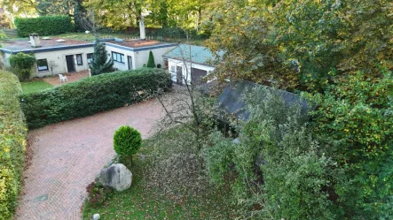 Luftbild - Haus kaufen in Großenkneten / Ahlhorn - Käuferprovisionsfrei: Charmanter Bungalow mit Stil und Potenzial für Handwerker mit Nebengebäude in Ahlhorn - Ruhiges Wohnen am Wald