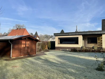 Garten mit Gartenhaus - Haus kaufen in Wildeshausen - Charmantes Doppelhaus Flachdach-Bungalow in Wildeshausen