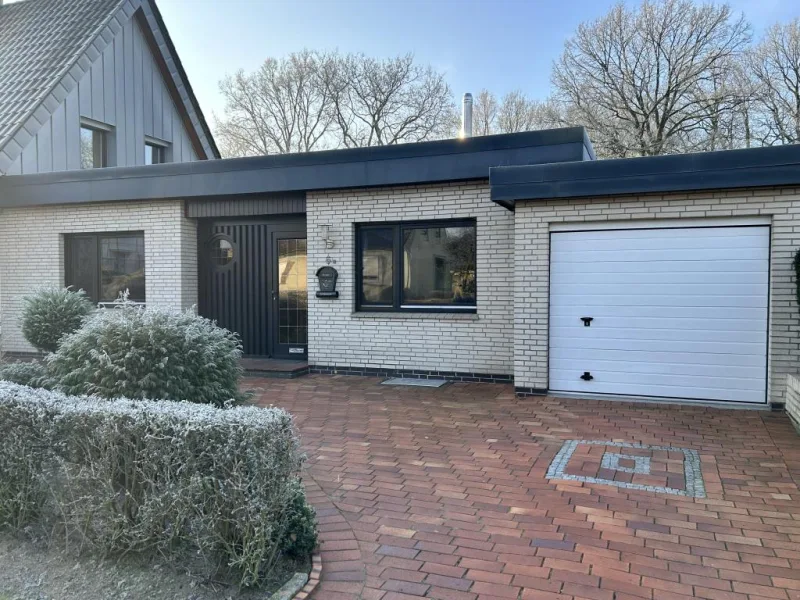 Front Außen - Haus kaufen in Wildeshausen - Charmantes Doppelhaus Flachdach-Bungalow in Wildeshausen