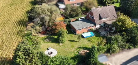 Luftbild - Haus kaufen in Dötlingen - Freistehendes Einfamilienhaus in Dötlingen – Wohnen am Feldrand mit Natur pur 