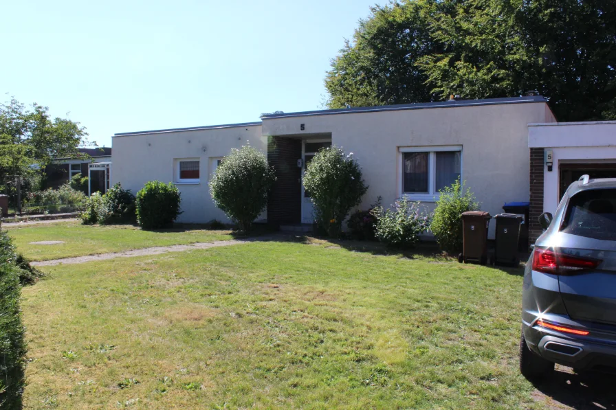 Straßen-Ansicht mit Garage - Haus kaufen in Lübeck - Bungalow mit Keller und Garage in ruhiger Wohnlage (Sackgasse)