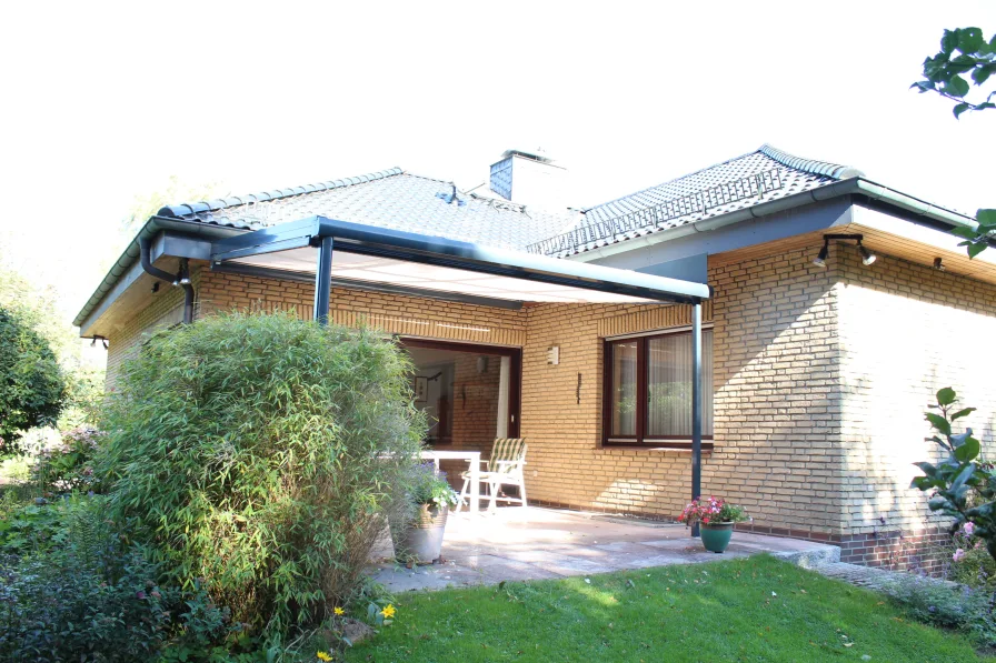 SW-Terrasse mit Überdachung - Haus kaufen in Reinfeld - Walmdach-Bungalow mit Vollkeller und Doppel-Carport