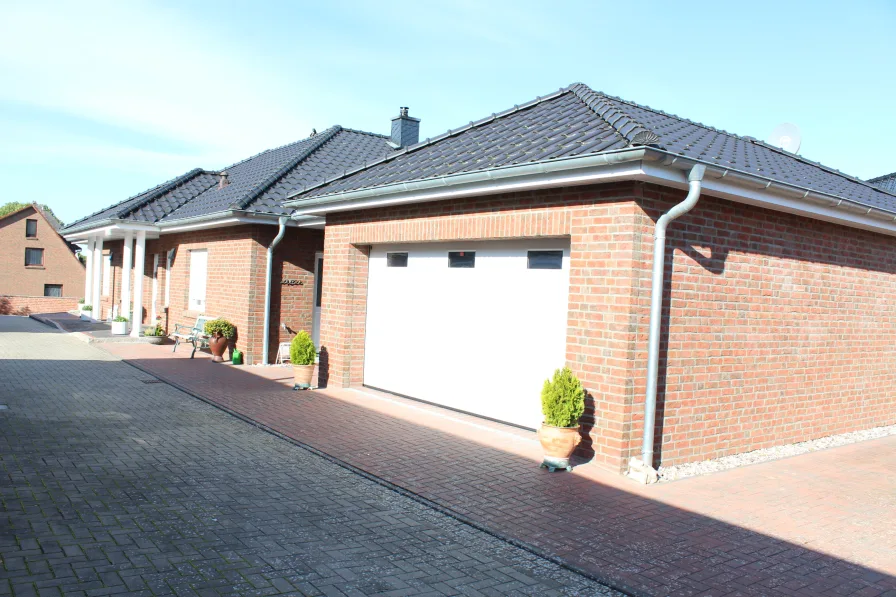 Wohnhaus und Garage