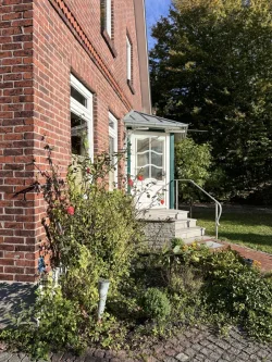 Eingang - Haus kaufen in Rellingen - Haus mit Charme und viel Platz im Nebengebäude, Garage, Carport