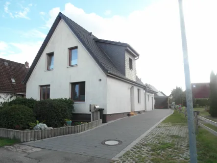 Hausansicht - Haus mieten in Elmshorn - Erdgeschosswohnung im Zweifamilienhaus in ruhiger Lage