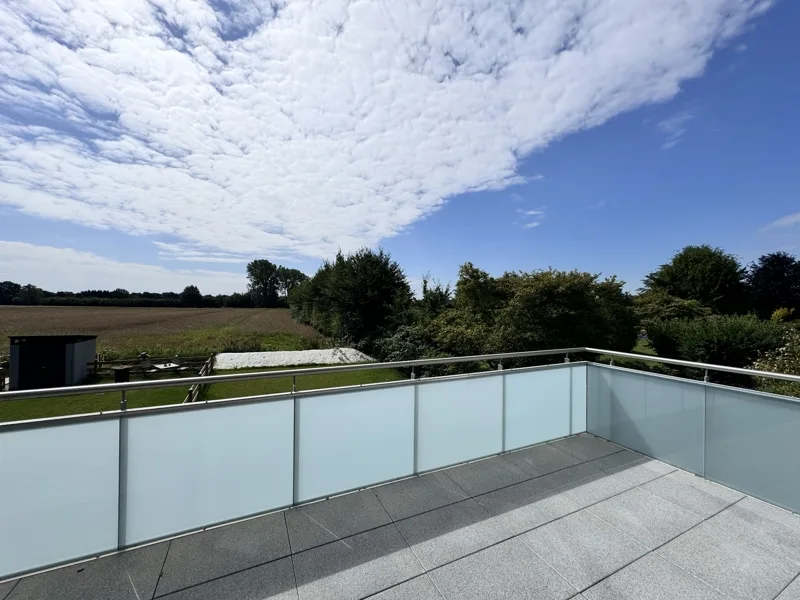 Balkonblick - Wohnung kaufen in Rellingen - Für uns... die tollste Wohnung im Haus (1. OG) - barrierearm mit Fahrstuhl - toller Blick auf freie Flächen