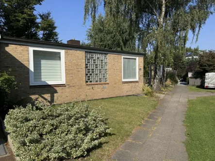 Ansicht von der Zuwegung - Haus kaufen in Hamburg / Lurup - Kettenbungalow ebenerdig mit Potential in ruhiger Lage