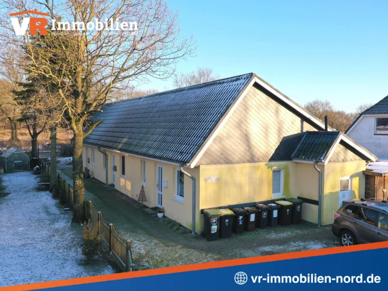 Die Straßenansicht der Immobilie - Haus kaufen in Dörpstedt - Junges Reihenhaus mit PV-Anlage als Kapitalanlage in ländlicher Umgebung zwischen Nord- und Ostsee