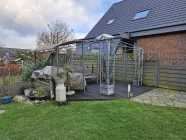 Weitere Gartenterrasse mit robustem Stahl-Pavillon