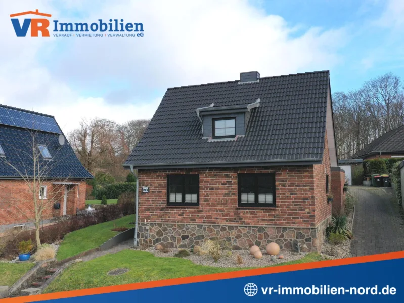 Die Straßenansicht der Immobilie - Haus kaufen in Schleswig - Gemütliches Siedlungshaus am Stadtrand von Schleswig - kurzfristig verfügbar!