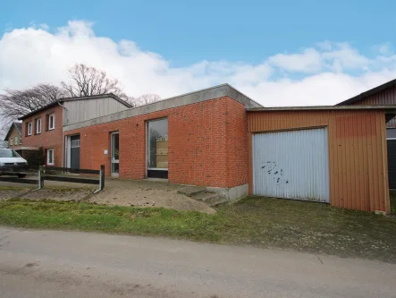 Blick zu der Gewerbefläche - Sonstige Immobilie kaufen in Haale - Wohnhaus mit Gewerbefläche und 2 Hallen. Viel Platz für ihre Ideen