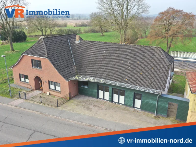 Die Straßenansicht des Wohnhauses - Haus kaufen in Hollingstedt - Großes Einfamilienhaus mit viel Wohnraum als auch Nutzfläche sucht neuen Eigentümer!