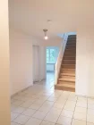 Der Wohnungsflur mit Treppenaufgang zur Galerie