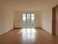 Das Wohnzimmer mit direktem Balkonzugang