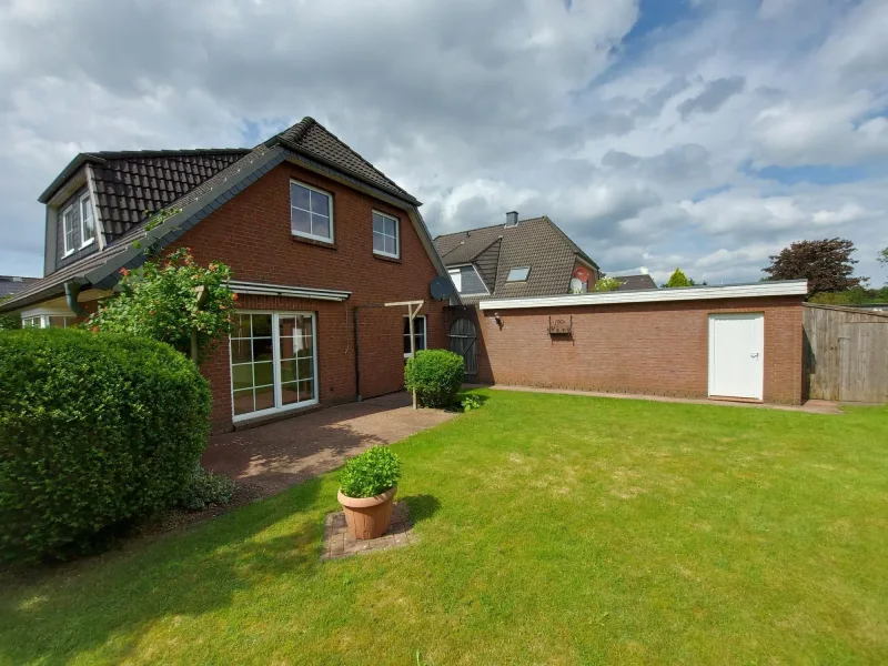 Rückansicht mit Terrasse und Garage