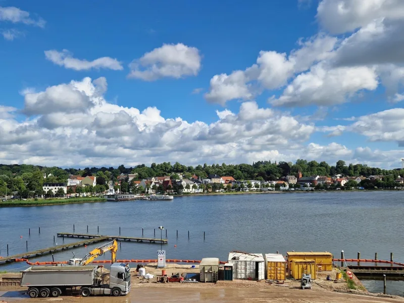 Ausblick auf die Uferpromenade der Stadt Schleswig