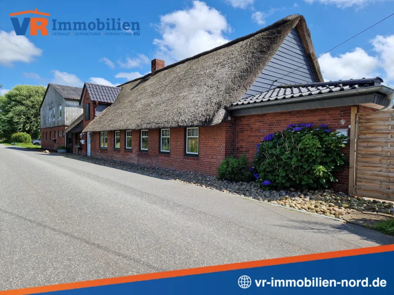 Haus in der Gesamtbreite - Haus kaufen in Ahrenshöft - Saniertes Landhaus mit Ferienwohnung in Alleinlage nahe Husum