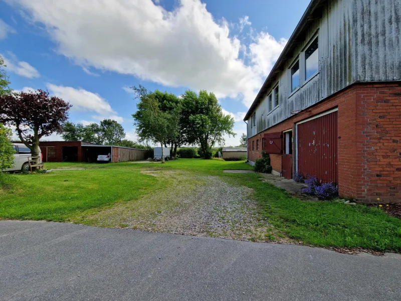 Seitenansicht und große Parkflächen/Garagen