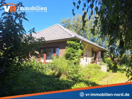 Süd-Ost-Ansicht der Immobilie - Haus kaufen in Struxdorf - Hyggeliger Bungalow im Dornröschenschlaf in Struxdorf