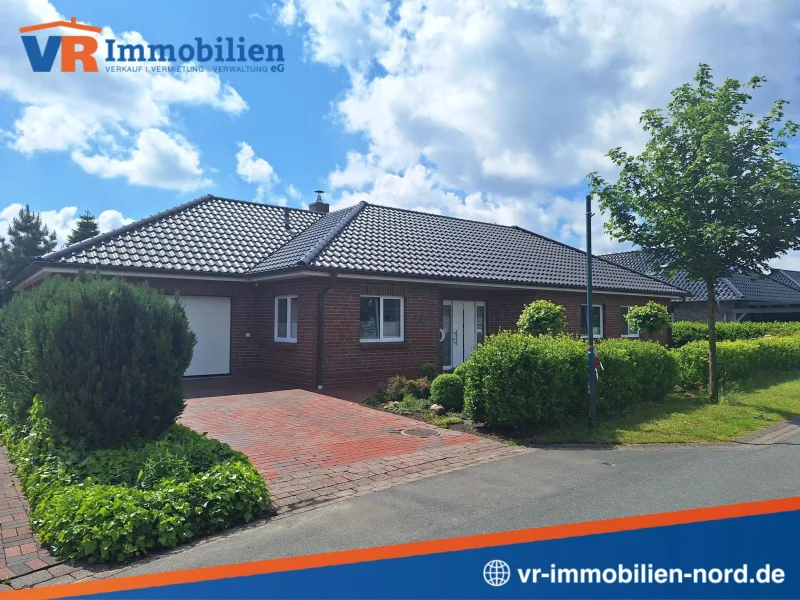 Die Straßenansicht der Immobilie - Haus kaufen in Idstedt - Stilvoller Bungalow mit zauberhaftem Garten in Idstedt