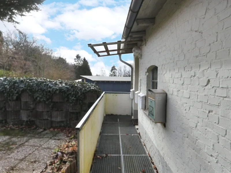 Der ebenerdige Hauseingang - Wohnung mieten in Schleswig - Großzügige 3-Zimmer Wohnung im Erdgeschoss Hochpaterre in ruhiger Lage von Schleswig!