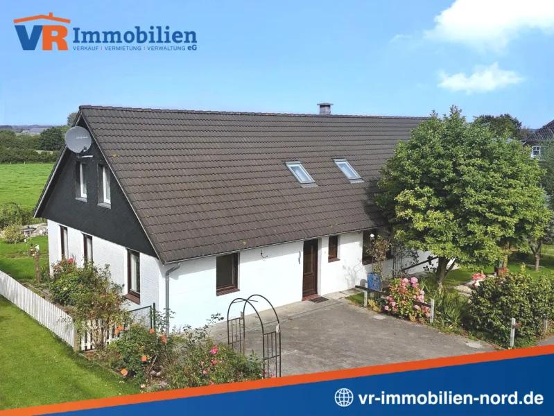 Die Immobilie aus der Vogelperspektive - Haus kaufen in Bergenhusen - Familienfreundliches Einfamilienhaus mit großem Potenzial und Wiesenblick