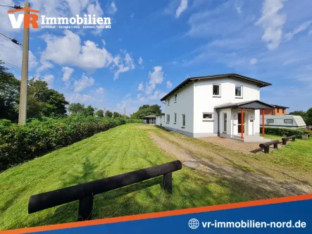 Herzlich Willkommen! - Haus kaufen in Oeversee - Gepflegtes Einfamilienhaus mit viel Platz, zwei Garagen und einer Gartenlaube