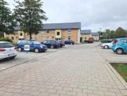 Blick in die Wohnsiedlung mit fester Parkplatzzuordnung