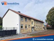 Die Straßenansicht des Mehrfamilienhauses