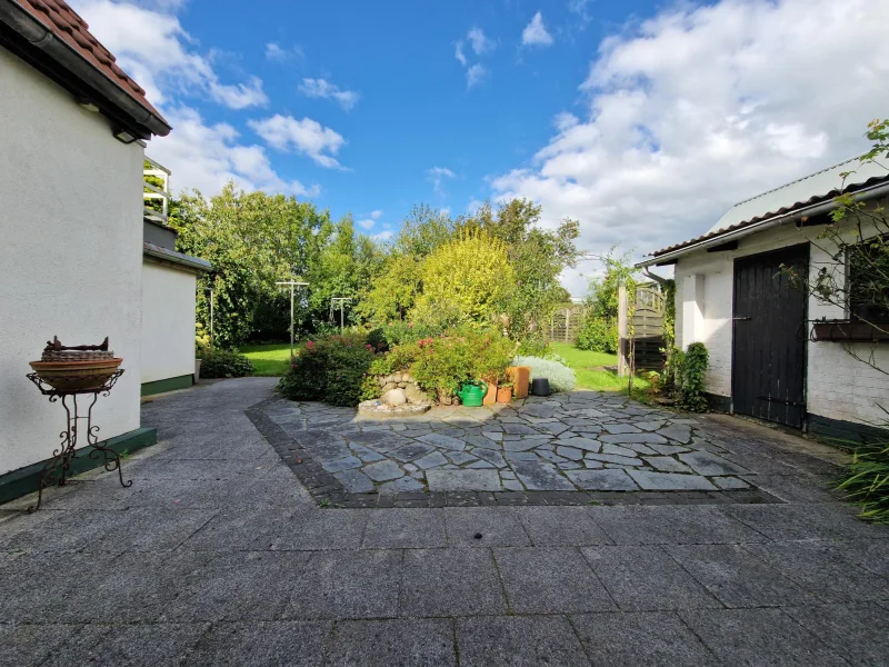 Terrasse mit Blick in den Garten