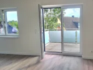 Beispielfoto Wohnzimmer mit Zugang auf den Balkon