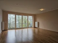 Wohnzimmer mit Zugang zum Balkon