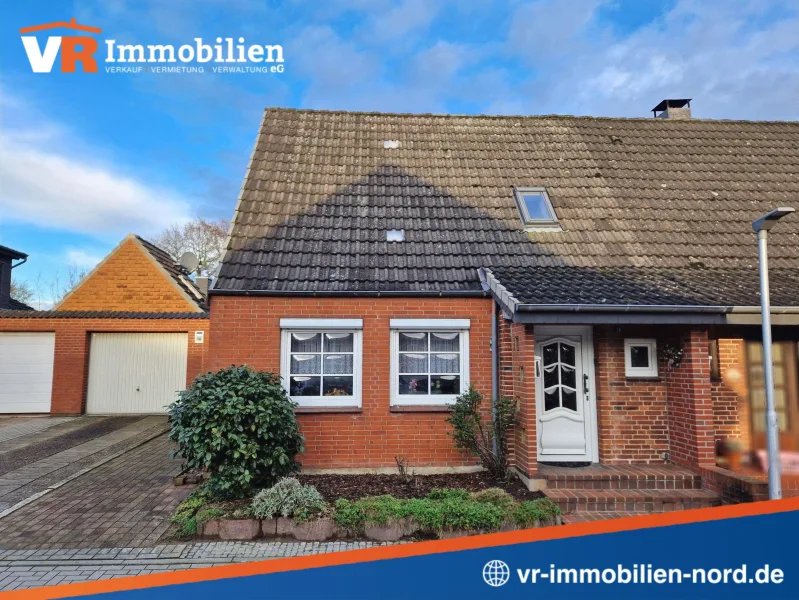 Die Vorderansicht der Immobilie - Haus kaufen in Schleswig - Gepflegte Doppelhaushälfte mit Einliegerwohnung, Garage und weitläufigem Garten in Schleswig Nord