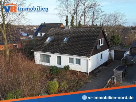 Die Vorderansicht der Immobilie - Haus kaufen in Schleswig - Großzügiges Einfamilienhaus mit viel Potenzial in Schleswig-Nord