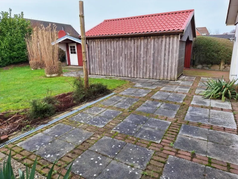 Carport mit Zugang in den Garten