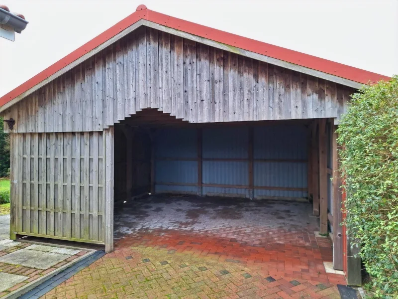 großes Carport mit Abstellflächen