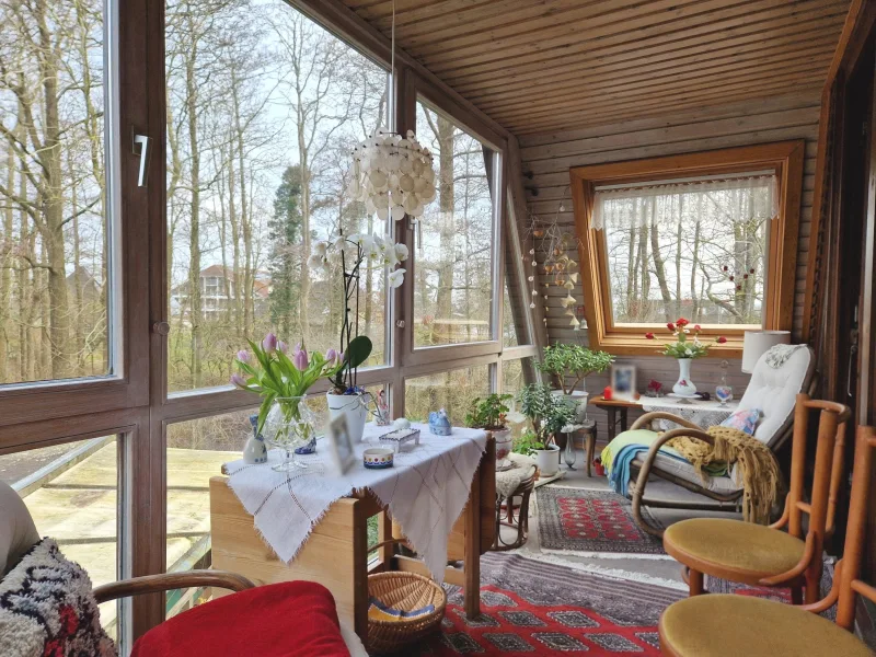 Geschützt den Ausblick auf der verglasten Loggia genießen.