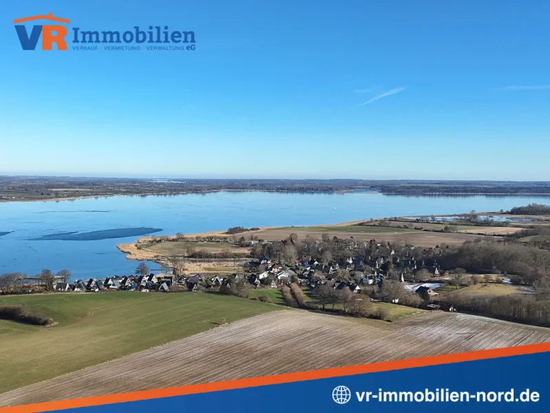 Luftaufnahme mit Blick auf das Wochenendhausgebiet und die Umgebung - Haus kaufen in Borgwedel - Charmantes Nurdachhaus mit eigenem Liegeplatz an der Schlei - Ihre Auszeit vom Alltag 