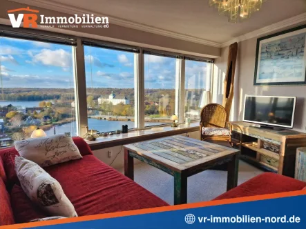 Gemütlich vom Sofa aus die Aussicht genießen. - Wohnung kaufen in Schleswig - Besonderes Wohnerlebnis - Möblierte 2-Zimmer-Wohnung mit Panoramablick im Wikingturm Schleswig