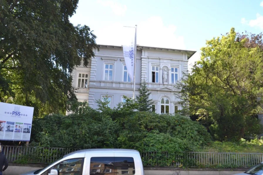 Villa Strassenansicht
