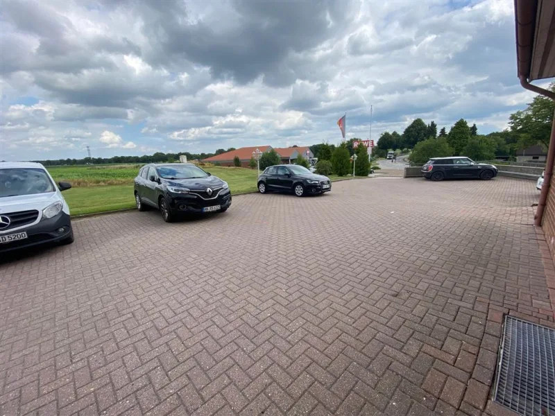 Parkplatz hinten vor dem barrierefreien Eingang